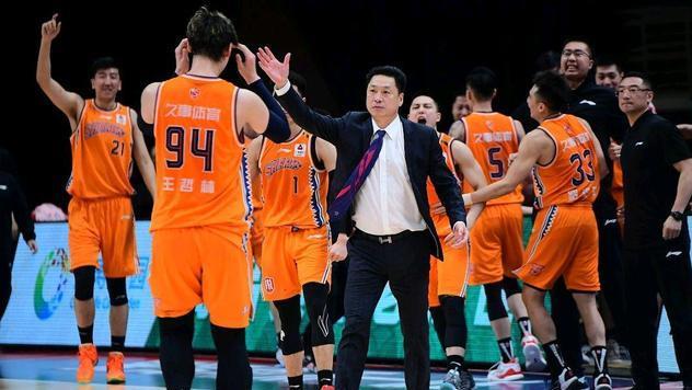 CBA3消息：名嘴嘲讽杨鸣不专业阿联或重返国家队张镇麟双腿肿胀