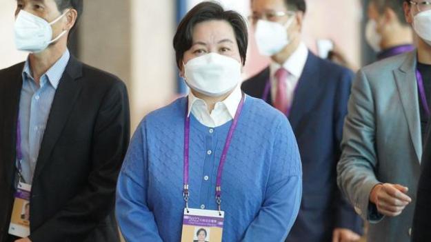 何超琼|何超琼参加投票，妹妹何超葭也罕见露面，直言希望早日跟内地通关