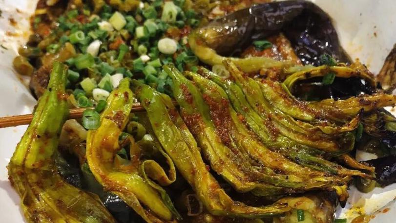 烧饼|成都老字号烧烤店翻车，被客人吐槽又贵又难吃，老板还经常算错账