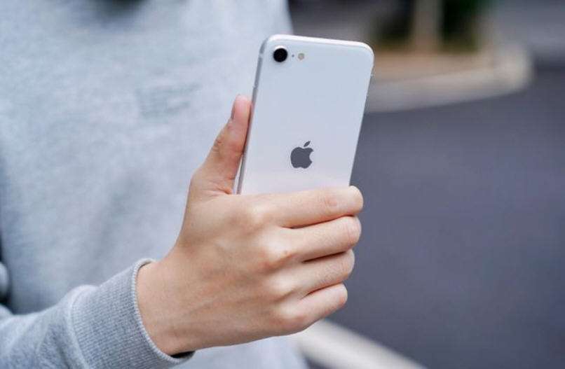 苹果|苹果日常翻车：iPhone SE3莫名重启，便宜苹果手机不能买？