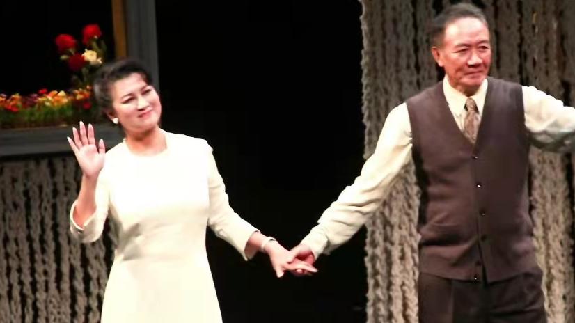 李幼斌|李幼斌与二婚老婆罕同框，50岁史兰芽发福仍美艳，两人牵手秀恩爱