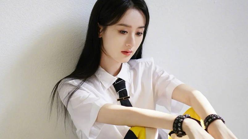 赵丽颖|又撞脸？当红小花新图碰瓷赵丽颖，从妆容到衣服，简直一模一样