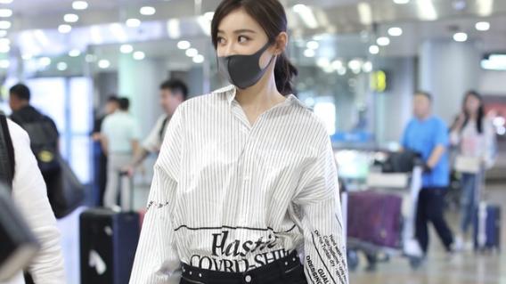 鸡蛋|“白加黑”的5厘米牛仔裤，袁姗姗的制服风光，网友：魅力十足！