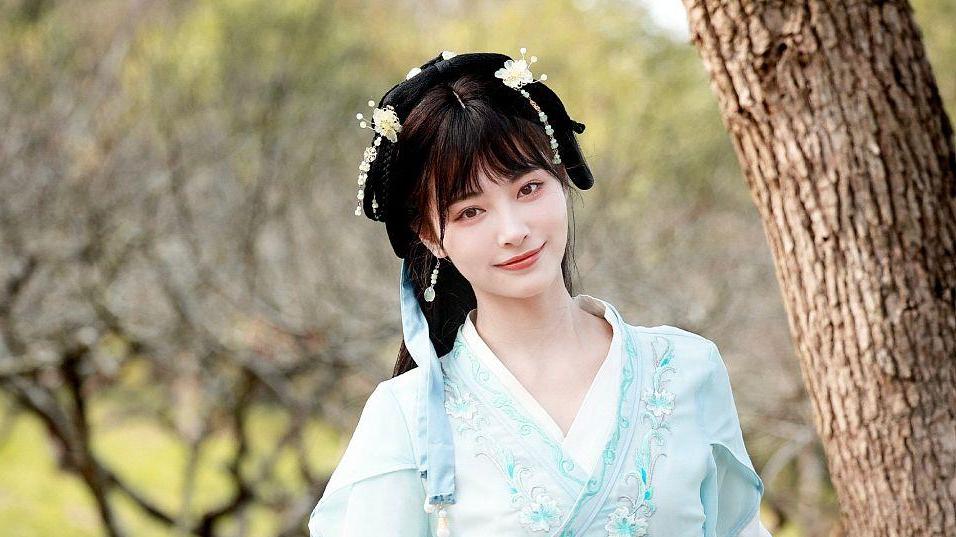 江华|许佳琪汉服造型现身《清明奇妙游》出演少女李清照古韵悠然