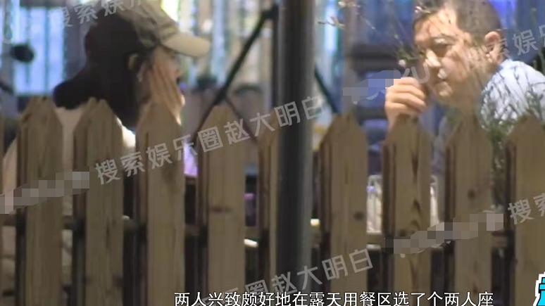 李亚鹏|51岁李亚鹏携娇妻外出！面色严肃耸肩抽烟，小19岁妻子若有所思