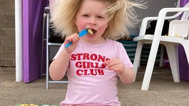 女童拥有爱因斯坦式发型，妈妈觉得很苦恼，不给她梳头是都是有原因的