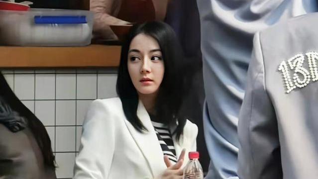 浩克|迪丽热巴穿制服好A，合作演员像发面馒头？男星什么时候能卷起来