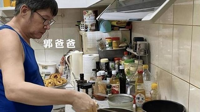 郭碧婷|郭碧婷待产忙坏向佐，被拍现身医院买糕点，郭爸爸在家小酌心情好