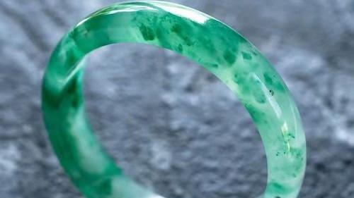 翡翠|产自云南怒江的独龙玉是翡翠的“平替”？当心被割韭菜了