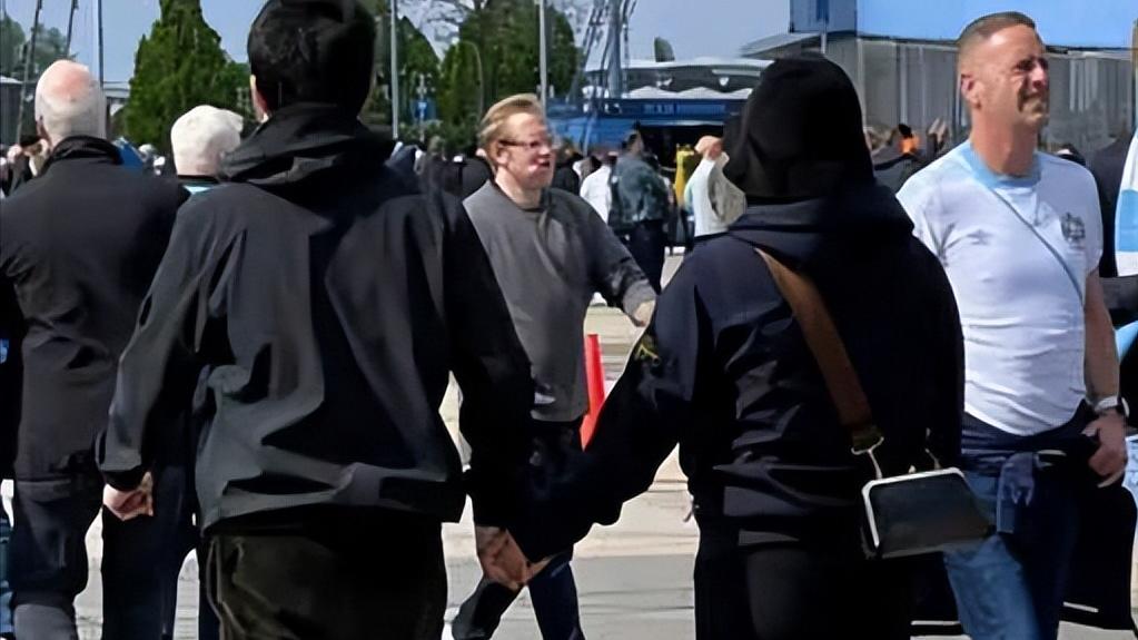 马思纯|网友偶遇马思纯张曼乐，马思纯看着膀大腰圆，网友猜测是为了待产