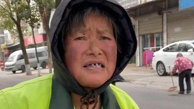 江苏省|江苏一男子野钓大丰收，在马路上如此处理鱼获，引来众人纷纷点赞