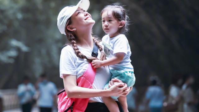 应采儿|陈小春仍想要女儿？应采儿晒与俩儿子合照，hoho打扮超像女孩