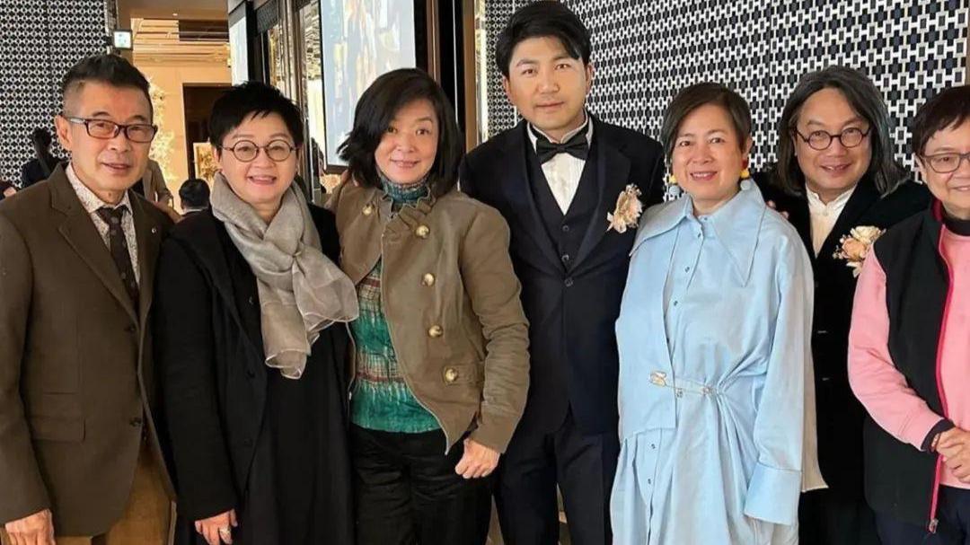 明星|陈玉莲晒合影脸很自然，但61岁还是很有气质，明星老了也很出众