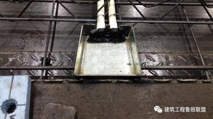 土建采用铝模、装配式施工时，机电如何配合预埋？