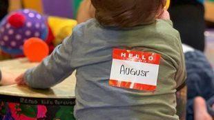 尤金妮公主|英国女王孙女尤金妮公主社交媒体分享儿子复活节可爱照片