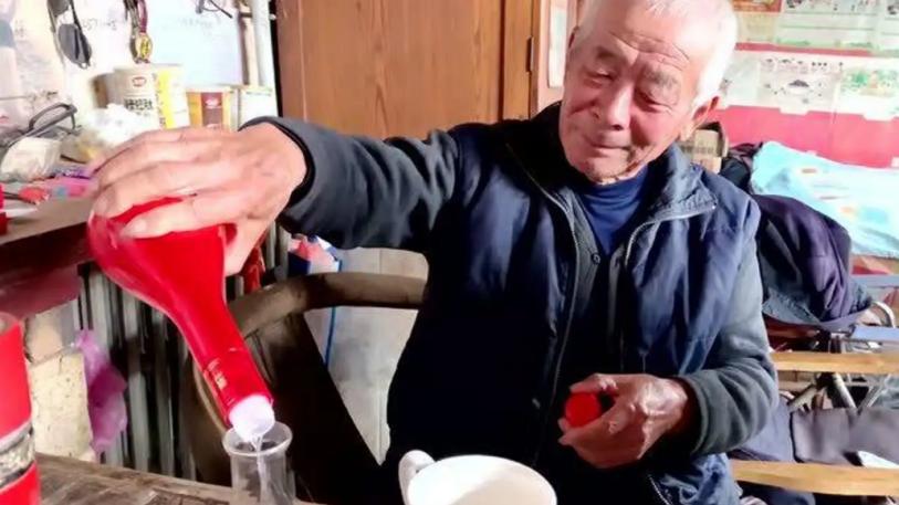 江苏60岁男子喝酒25年，最近子女劝其戒酒，怎料被大爷3句话折服