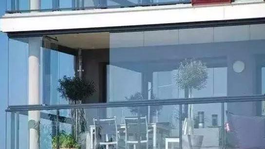 封阳台不要设计铝合金窗了，越来越多人这样装代替，太实用了！