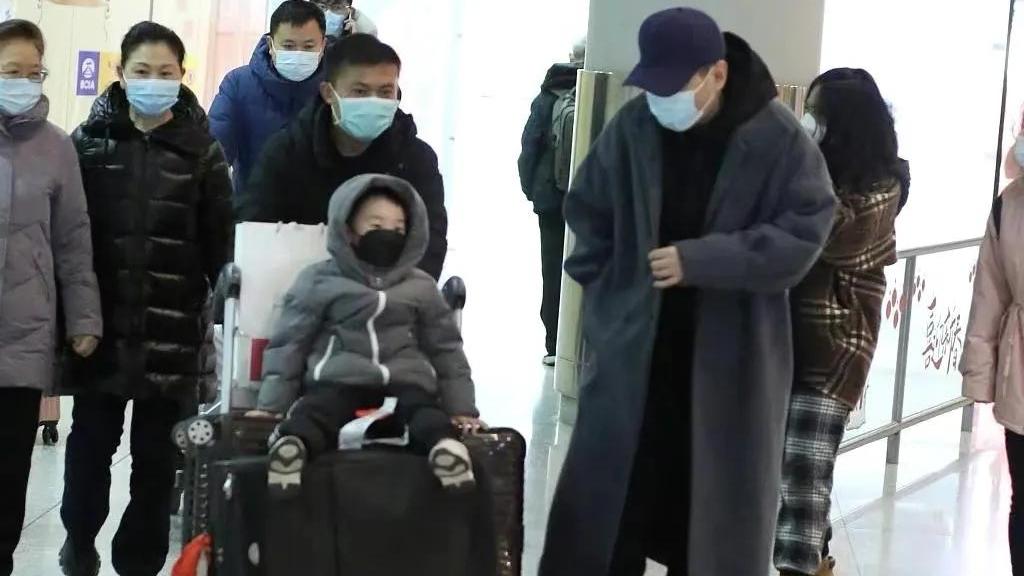 蒋勤勤|蒋勤勤祖孙三代回京！陈建斌穿情侣装接机，俩保姆伺候幼子似大爷