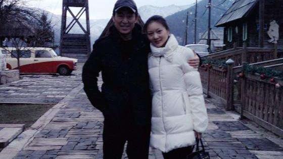 张艺谋|张艺谋妻子认真过冬也很美！大衣配印花丝巾优雅，高级与时尚并存