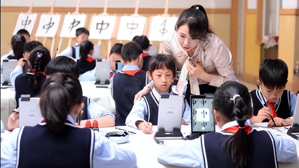 私人银行|同为教师行业，办公室工作和班主任，两者的未来有什么区别？