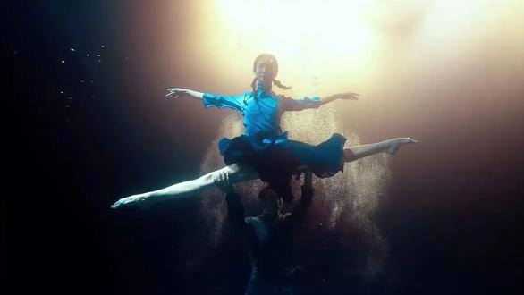 迪丽热巴|金晨水下起舞似精灵，5天内潜水500次，每天拍摄8小时以上