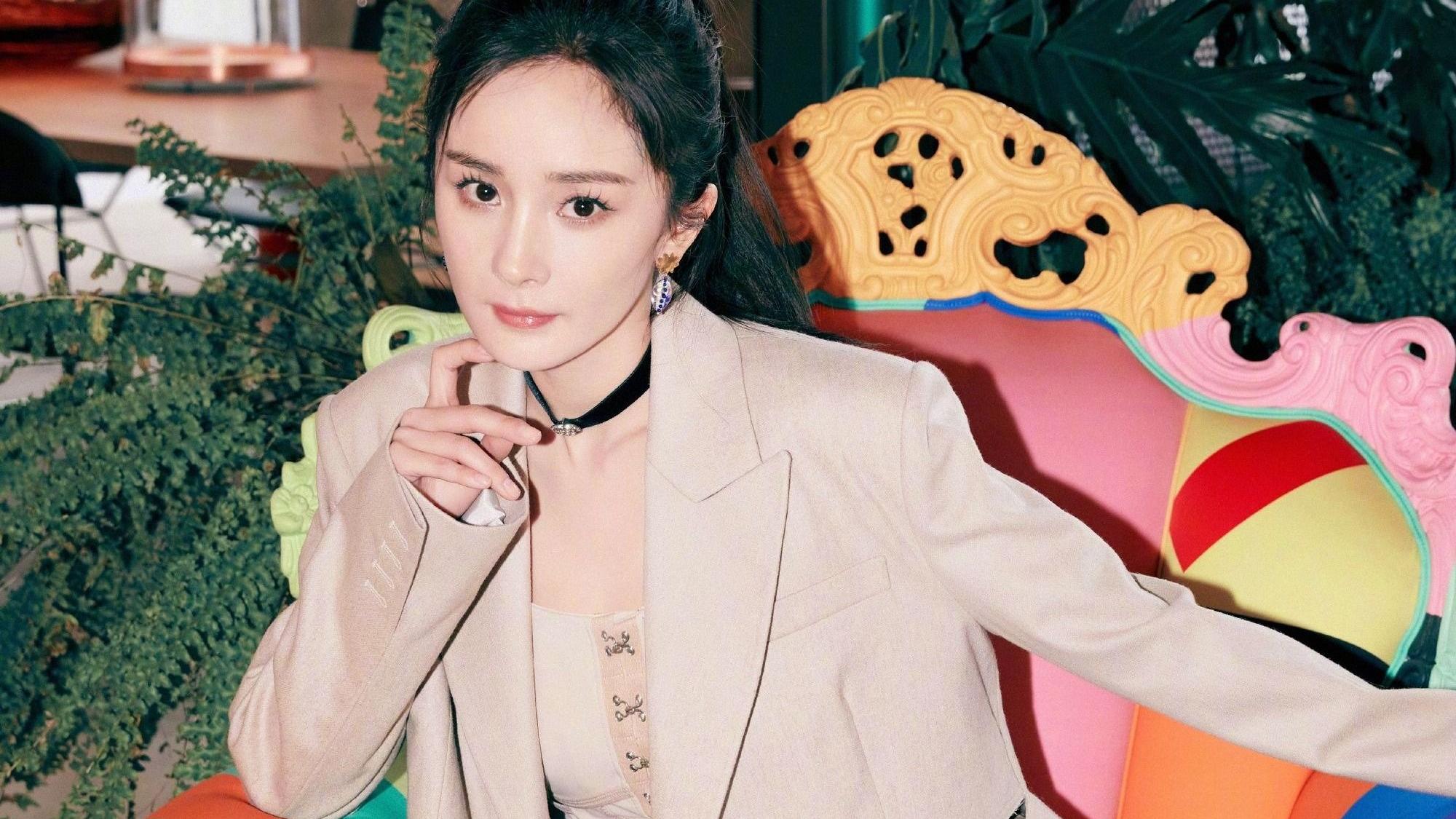 杨幂 35岁杨幂气质真的好美，穿短裙扎马尾扮嫩，脚踩恨天高大长腿抢镜