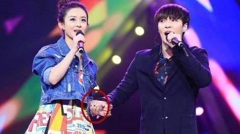 刘涛|把刘涛抱在怀里，有谁注意到他手上的小动作，人品如何一目了然