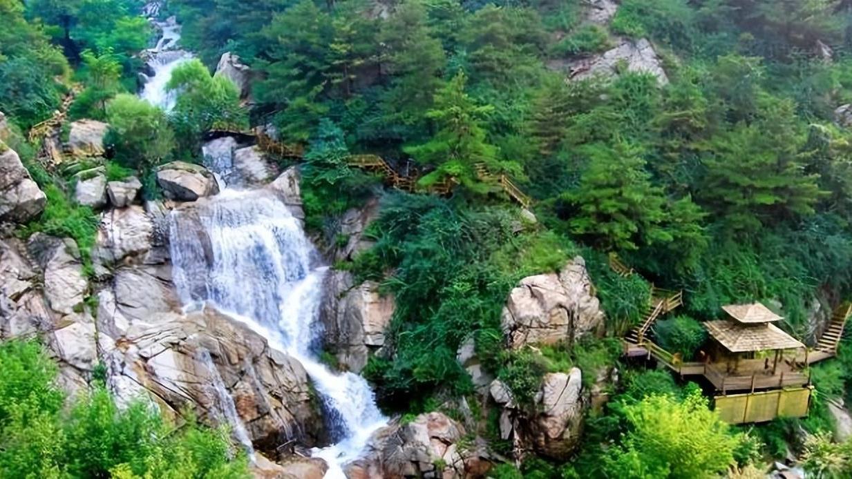 济南|济南一定要去的景区，多处泉水悬挂在绝崖峭壁间，游客络绎不绝