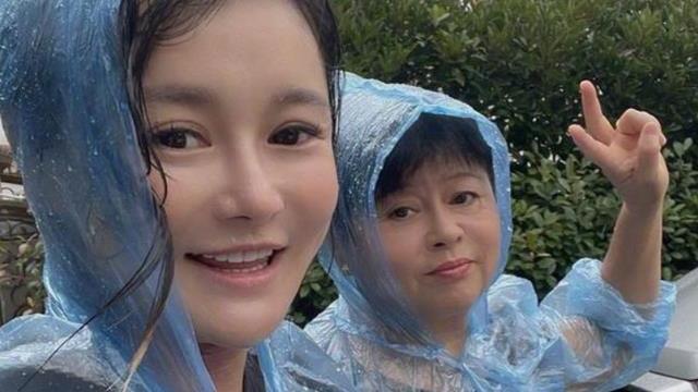 冉莹颖 冉莹颖跑步减肥风雨无阻，素颜照曝光很美，脖子刮痧红痕令人心疼