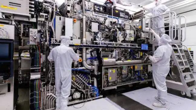 光刻机|被美国牵制有多可怕？一台光刻机售价26亿，别嫌贵，我们想买人家也不卖