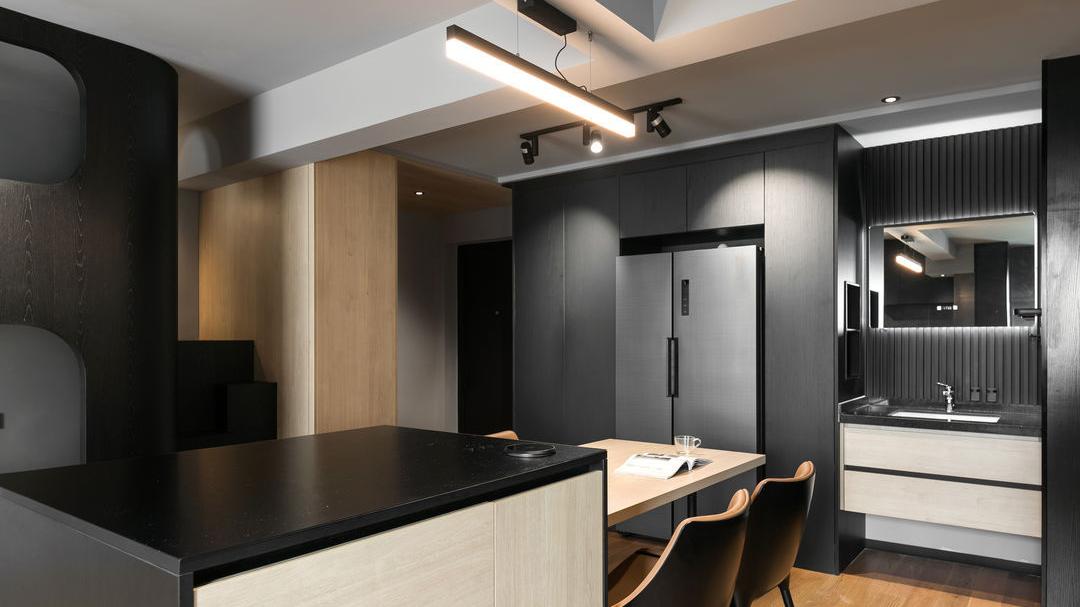 这套65㎡改造有些特别，暗黑风格，制作睡眠舱，住一家4口好轻松