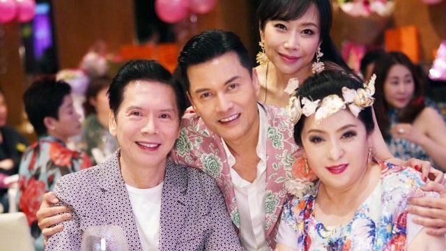 吕良伟|吕良伟夫妇共爬山，妻子坐柱子上秀美照，老夫少妻爱情成就佳话