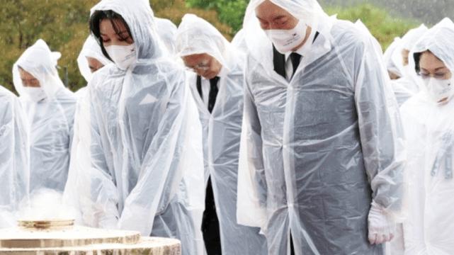 “顶流”韩国第一夫人雨中营业！尹锡悦帮她穿雨衣，少女脸太美了