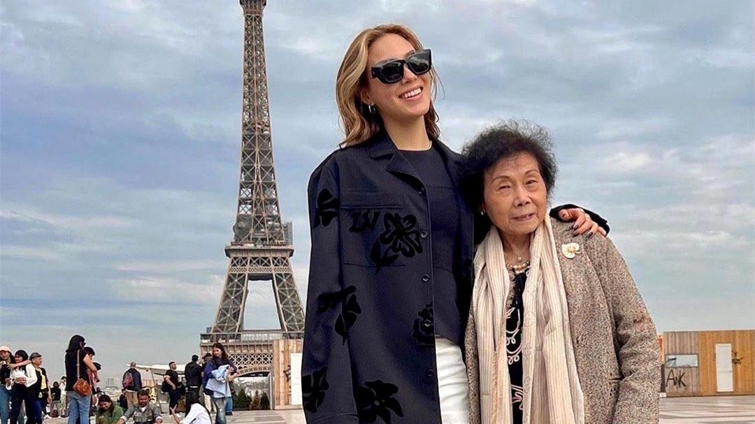 汪小菲|谷爱凌带86岁姥姥法国度假，穿学生装自拍！姥姥一头黑发精神矍铄
