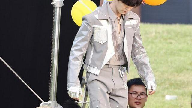 任嘉伦|任嘉伦嗨放派最新路透：穿精致服装变气球王子，热的汗流浃背