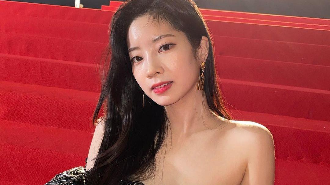 金多贤|TWICE多贤晒美照，秀出修长双腿，圆润肩线，完美消化露肩时尚