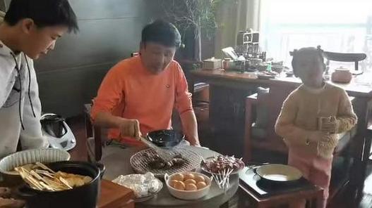 王楠一家豪宅里吃烧烤，高级红木家具当烧烤架，儿子一旁直流口水