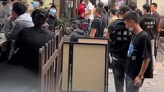 胡杏儿|成都：迪丽热巴街头拍戏被偶遇，披头散发有女人味，“快三十了”