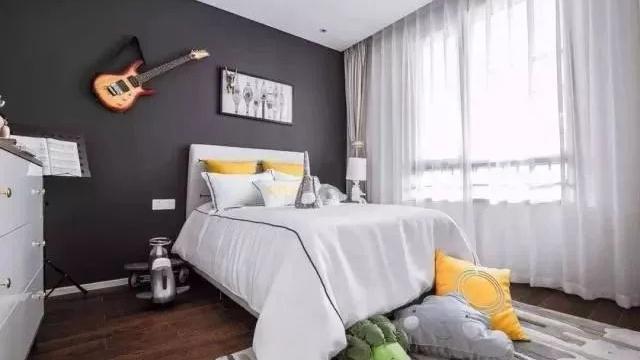 140平三居室，客厅不要电视墙，装一整面书柜，最彰显气质！