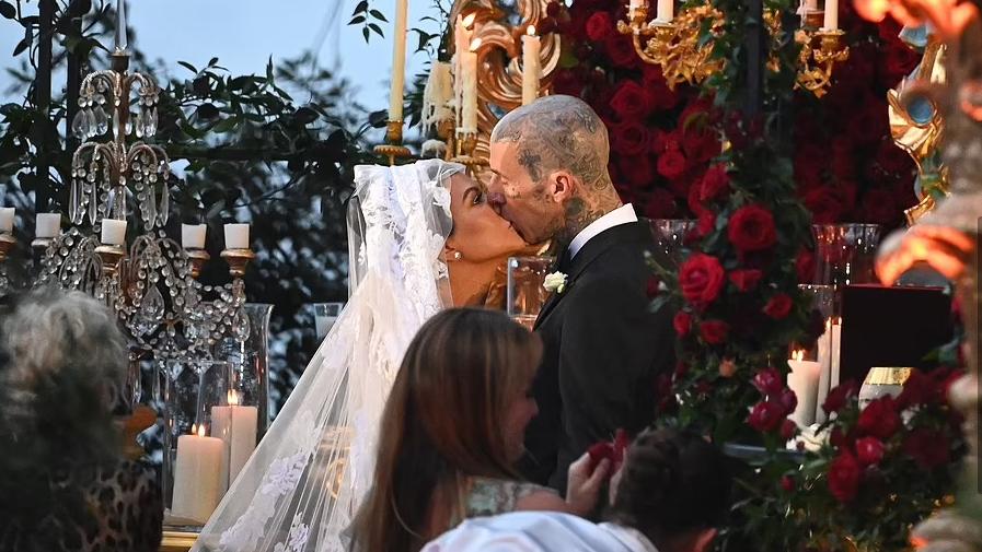 金·卡戴珊|43岁卡戴珊大姐正式结婚！城堡婚礼奢华梦幻，婚纱却遭群嘲