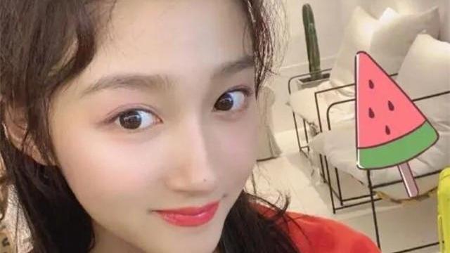 关晓彤晒出自己的家，全屋家具装修都是红木，一看家庭条件就不差