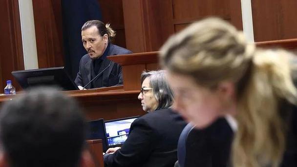 迪丽热巴|德普离婚案闹剧变喜剧，网友为何“一边倒”支持他？