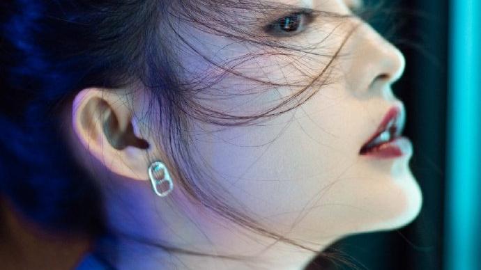 |李沁一身简单的休闲西装，清爽又干练，完美侧颜让人心动。