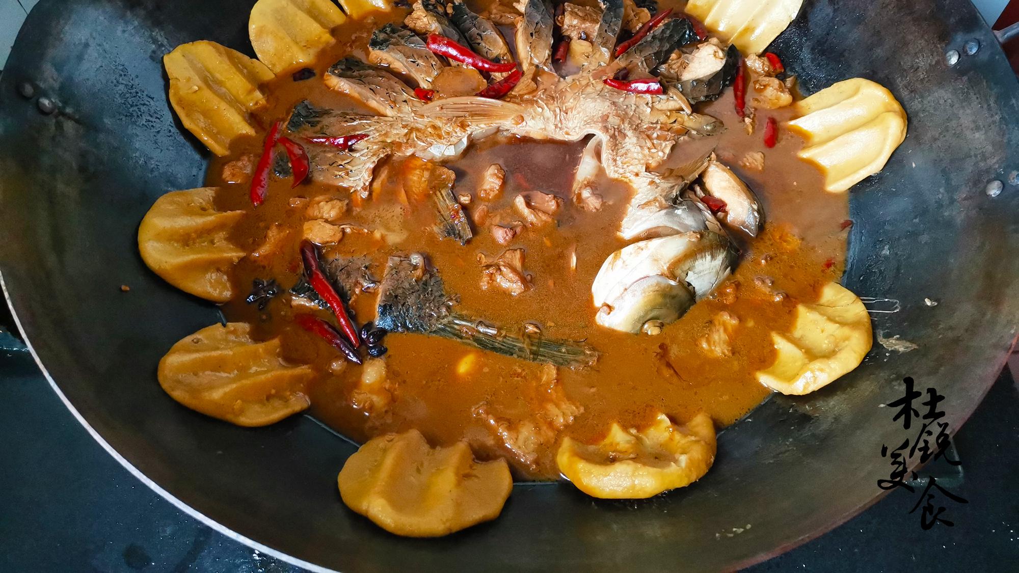 野菜|周末聚餐，排骨炖鱼贴饼子，饭菜一锅解决，比出去吃实惠还好吃