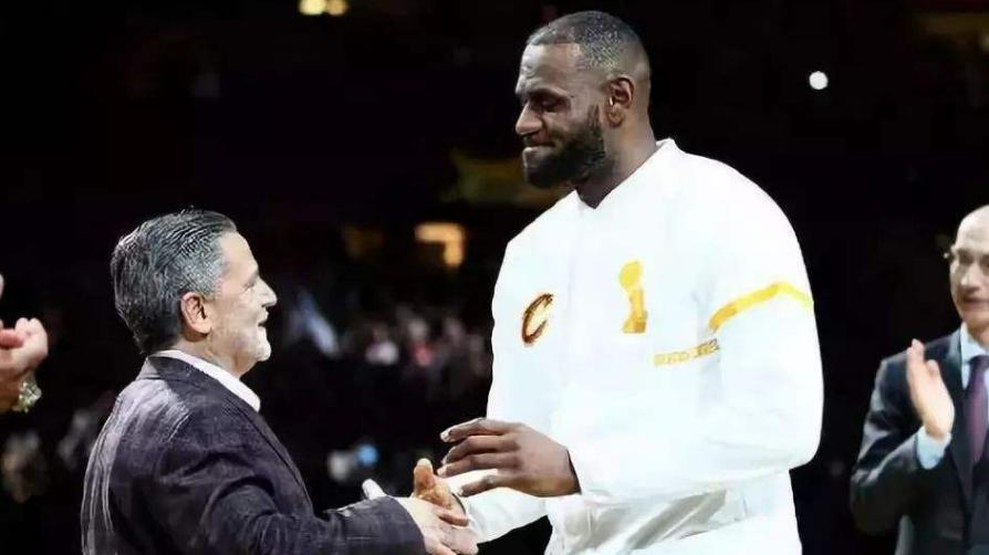 吉尔伯特|没了老詹照样挣钱，从8亿到242亿，吉尔伯特成NBA第二大土豪