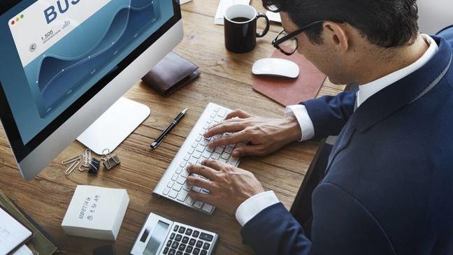 公司制度明显对于一些人来说不适合，那为什么还要坚持执行呢