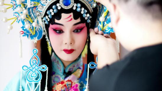 春节档|国家队玩cos的水准多高？豫剧公主吴素真变身花木兰，45岁气质绝了