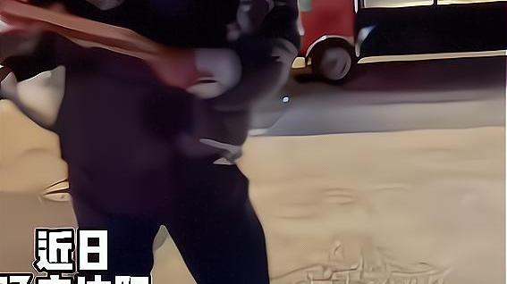 |不能惯着“老外”，外国人在大街上飞盘子砸小吃摊，推搡辱骂店家