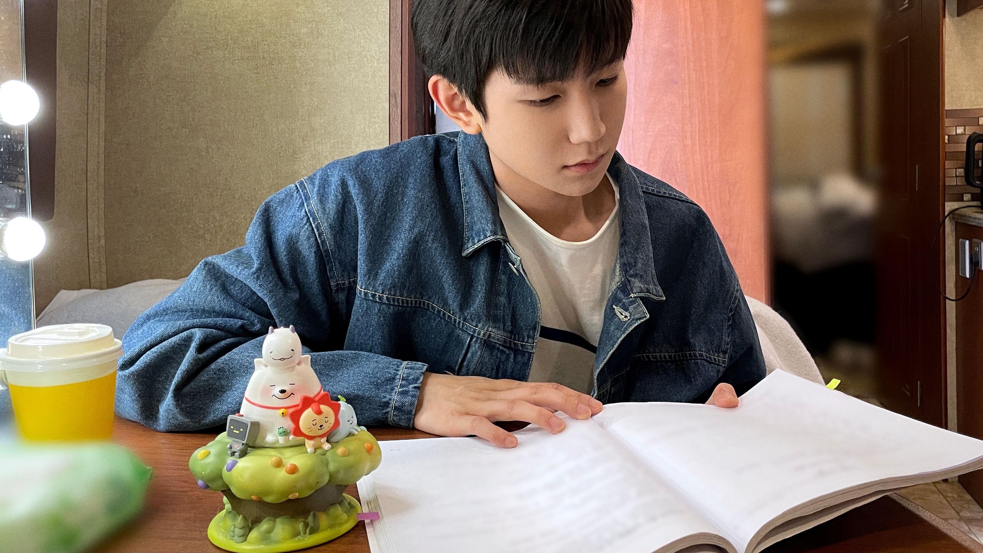 王源|王源分享春日随拍，造型稚嫩仿佛回到15岁，粉丝直呼王源永远年轻