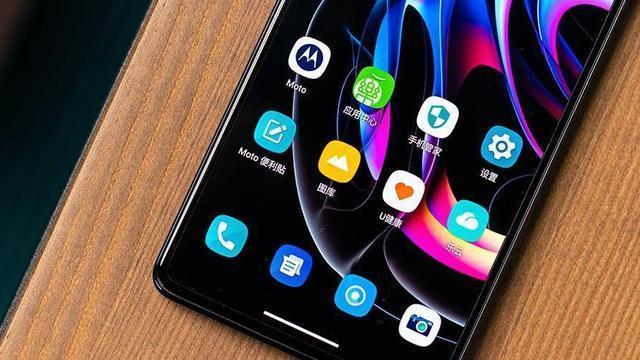 摩托罗拉|从3299元跌至1699元，12GB+256GB，50倍变焦旗舰售价近乎“腰斩”